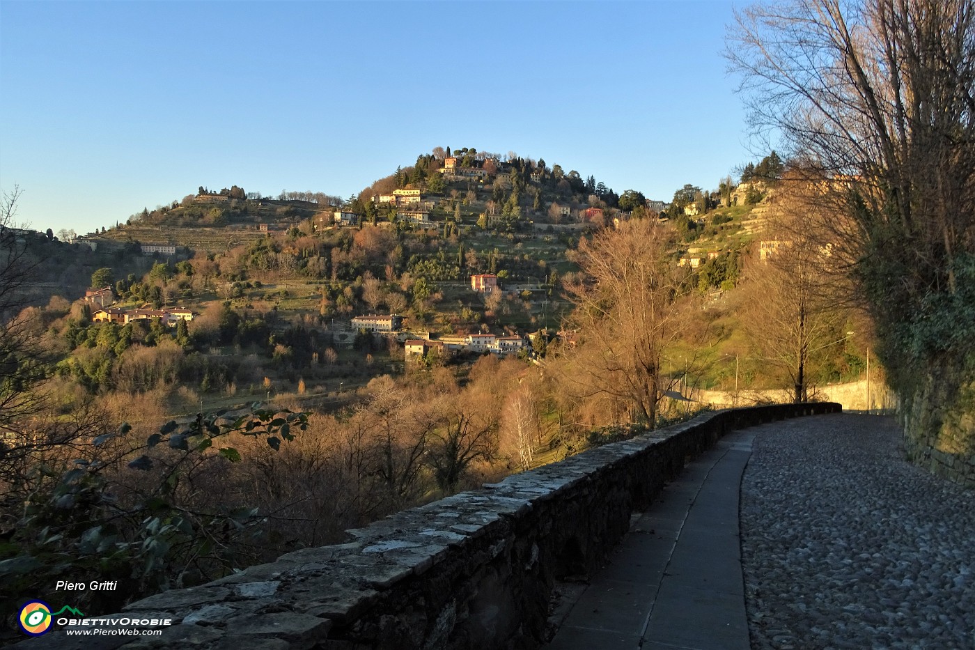 86 Discesa da Via Astino al calar del sole.JPG